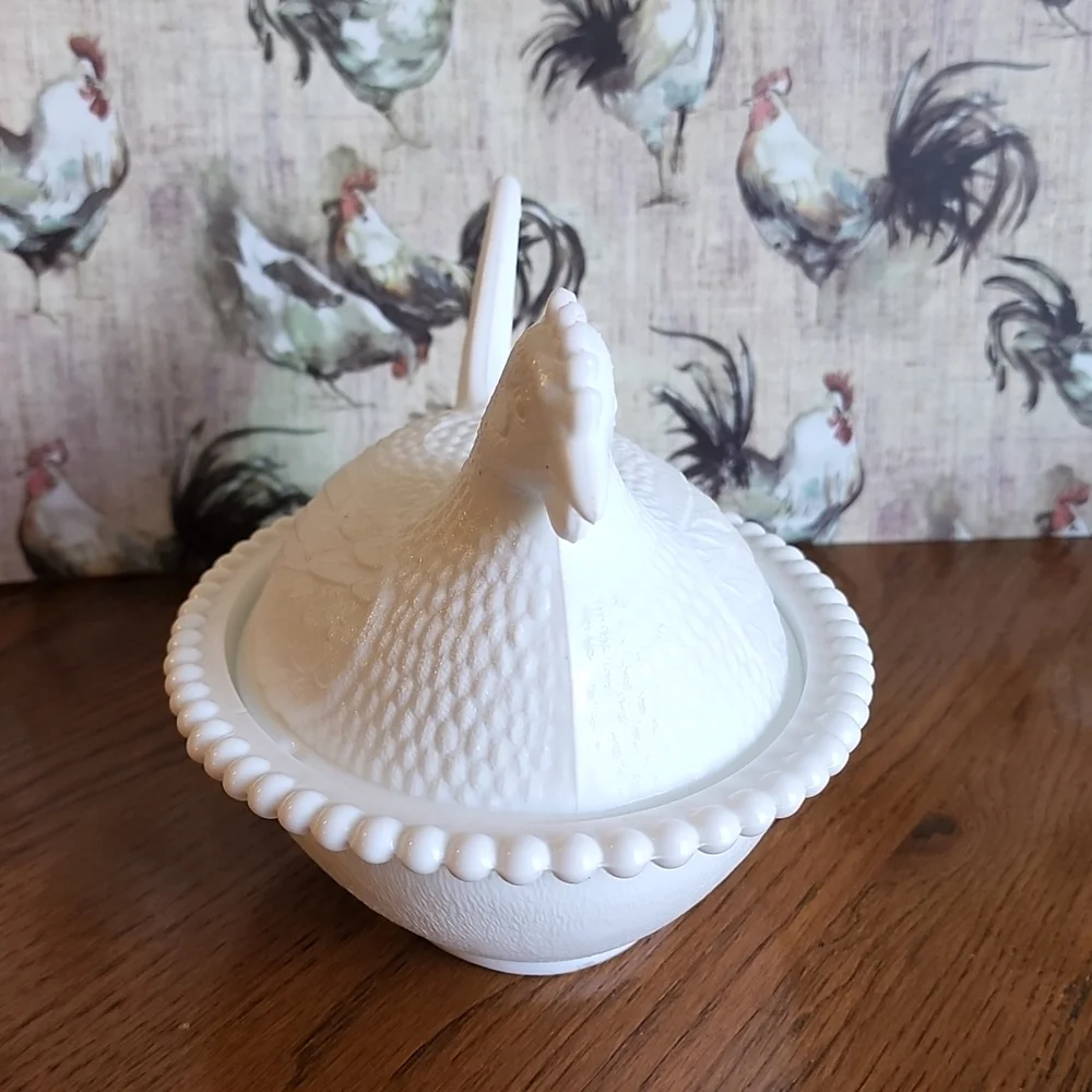 White Indiana glass  Nesting Hen - Picture 2 of 7